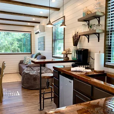 The Shoreline Container Home 12 Min To Magnolia Silos And Baylor Waco Exterior photo