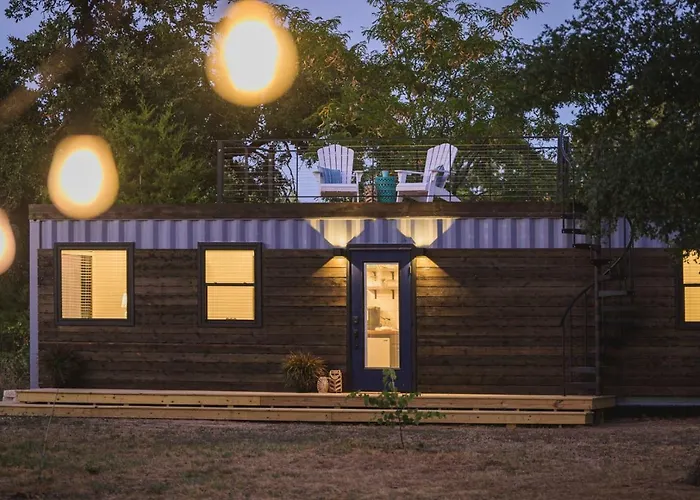 The Shoreline Container Home 12 Min To Magnolia Silos And Baylor