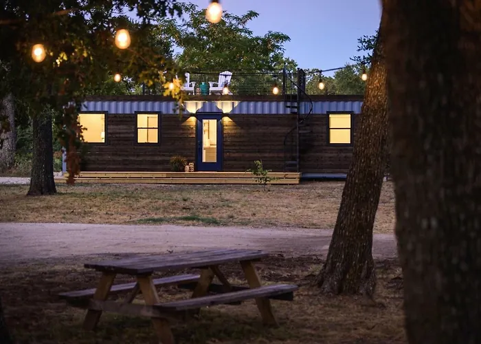 The Shoreline Container Home 12 Min To Magnolia Silos And Baylor
